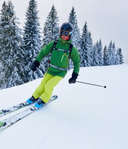 Jak się bawić w sezonie zimowym? Stoki narciarskie w zasięgu kilku minut jazdy autem